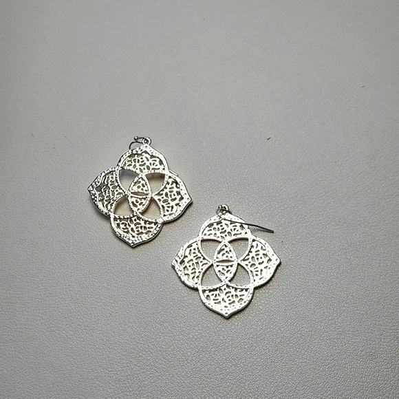 Kendra Scott Dawn Earrings - Picture 2 of 4